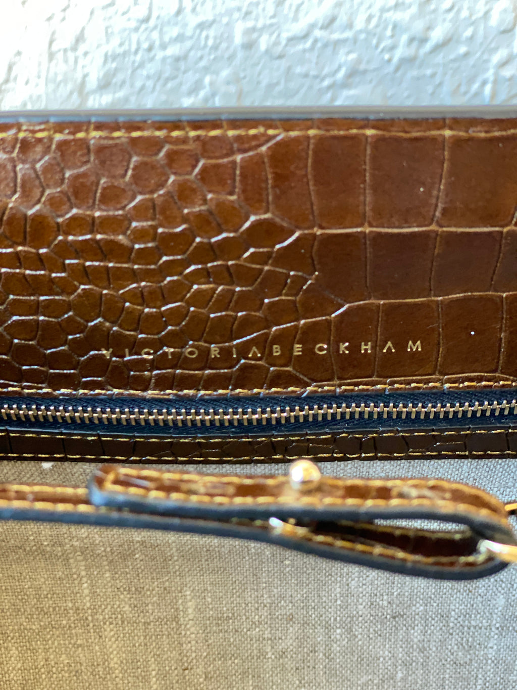 حقيبة فيكتوريا بيكهام كبيرة من الجلد باللون البني الشوكولاتي للنساء بتأثير جلد التمساح