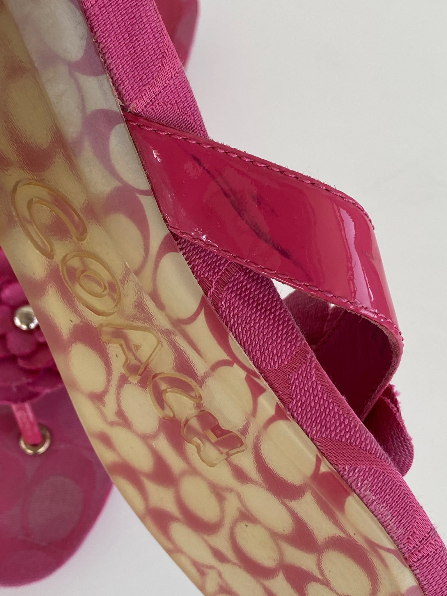 صندل كوتش سميرة الوردي المميز بنقشة الزهور - مقاس أوروبي 39.5