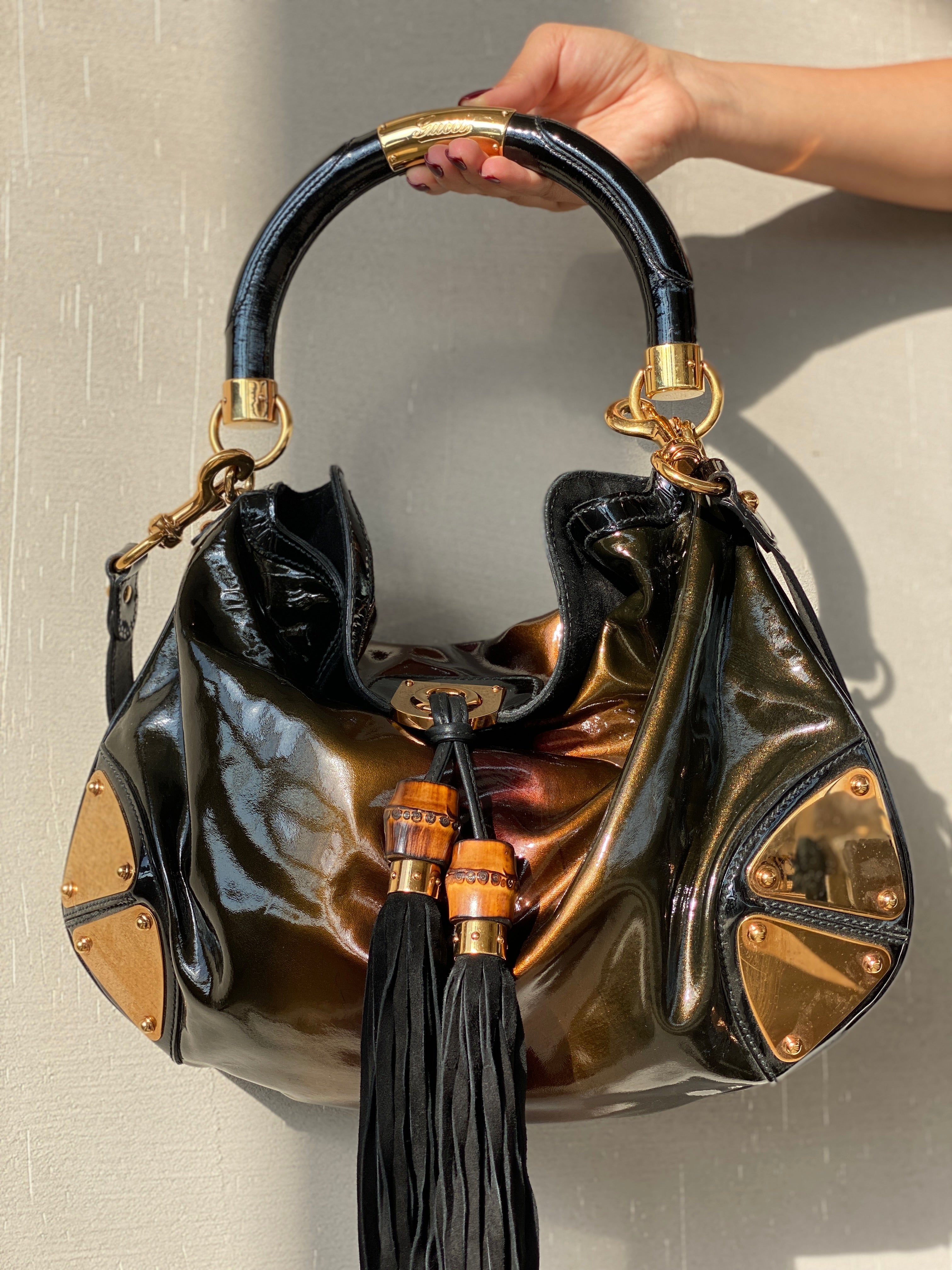 حقيبة غوتشي إندي بامبو من الجلد اللامع باللون الأسود والبرونزي