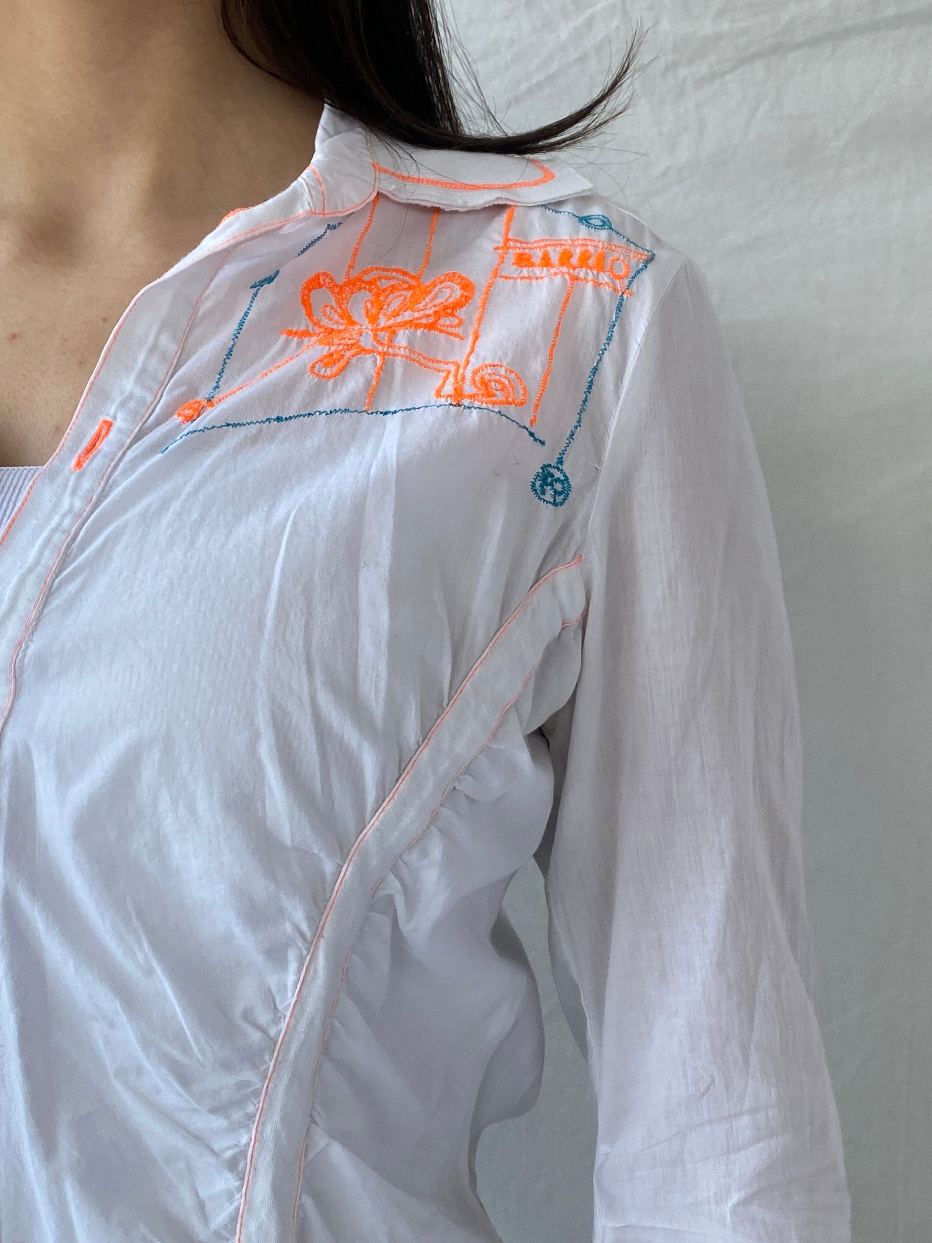 قميص نسائي من Y2K Diesel أبيض مطرز من القطن الشفاف بحواف ملفوفة - مقاس كبير