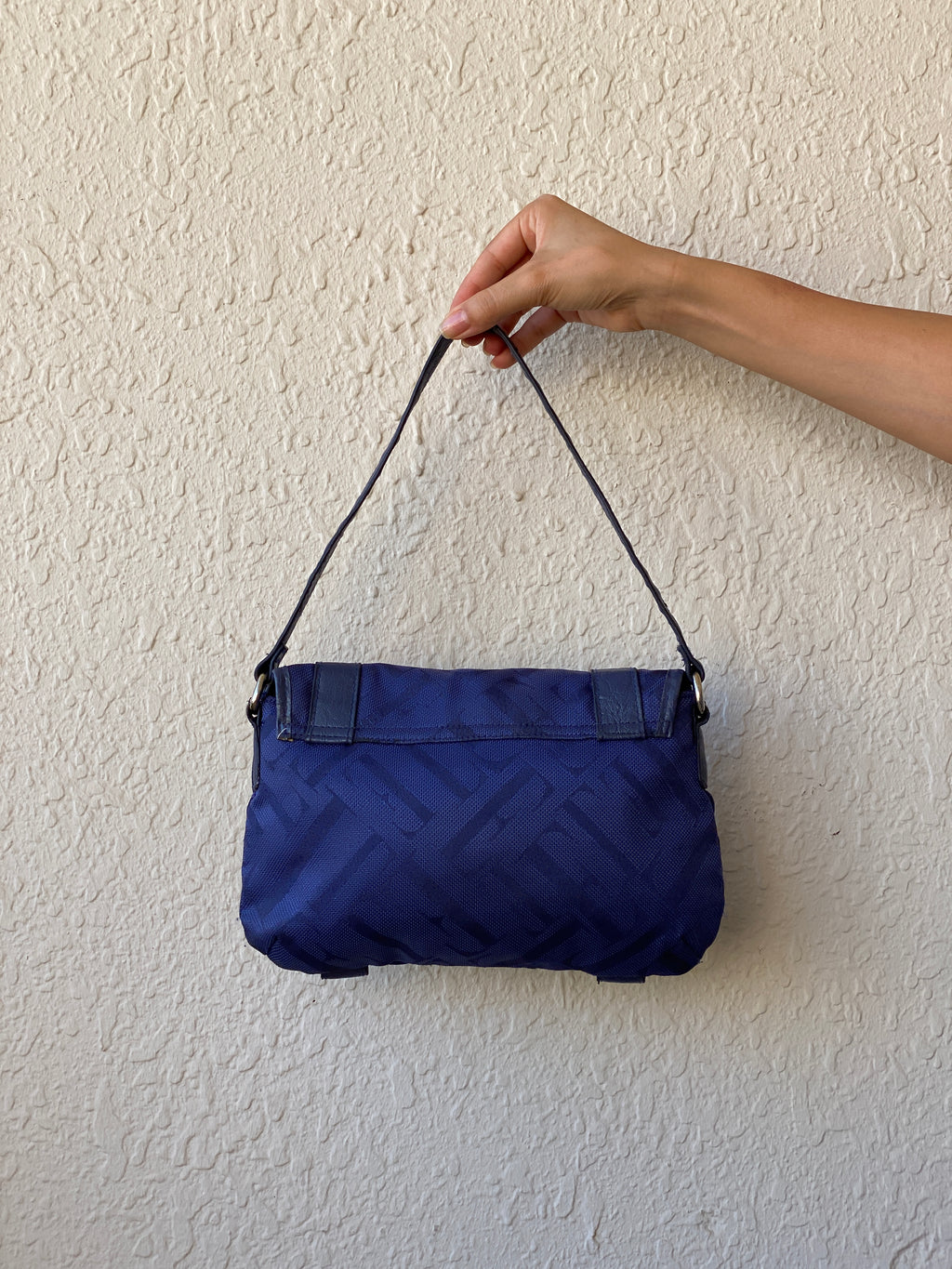 حقيبة كتف إيل زرقاء داكنة مع مشبك وحزام قابل للتعديل 