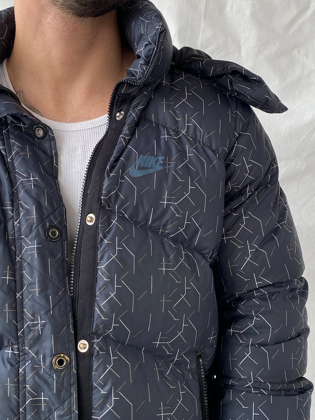 جاكيت نايكي رجالي بغطاء رأس وخطوط فضية داكنة - مقاس كبير