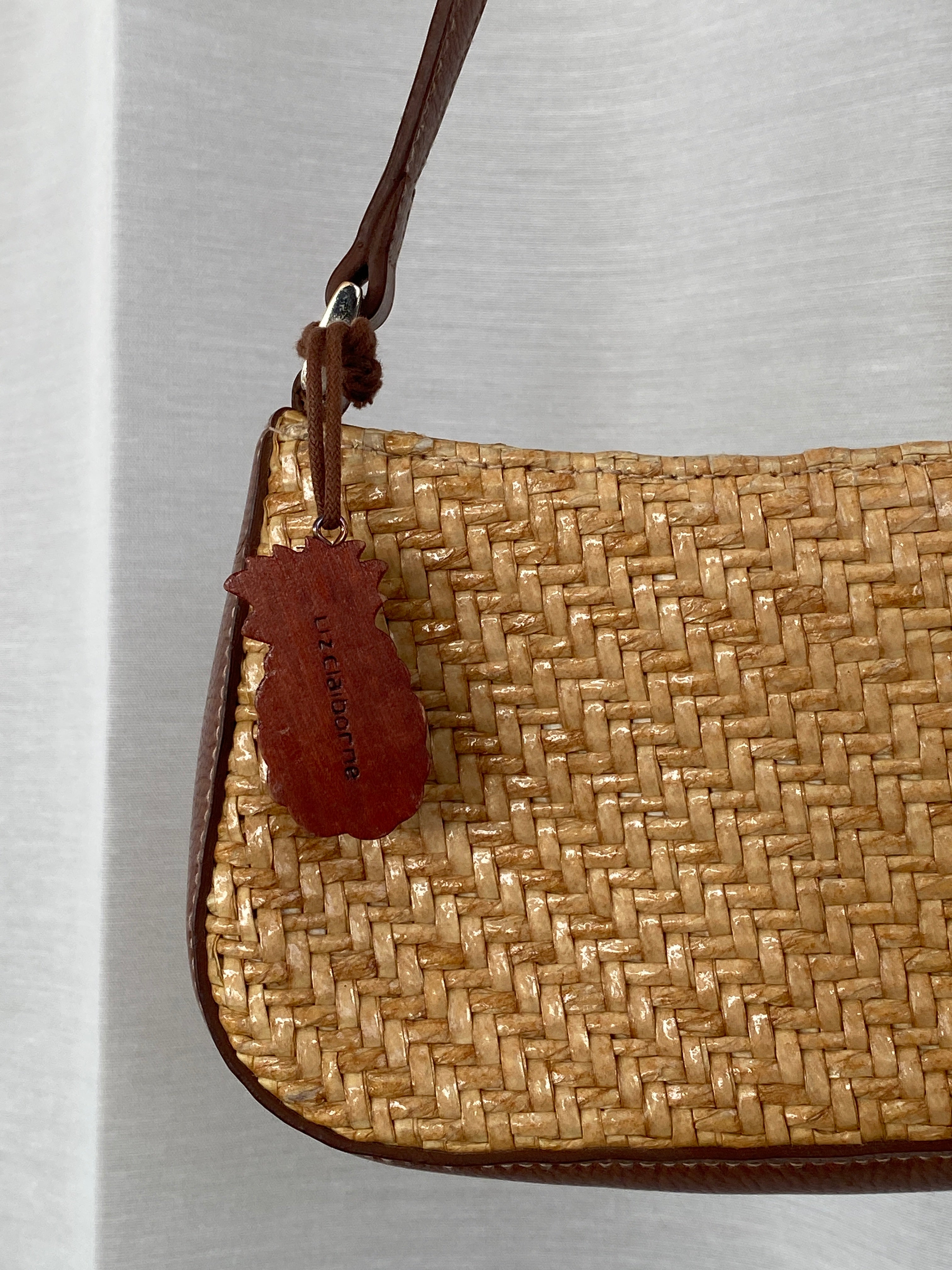 حقيبة كتف ليز كلايبورن من التسعينيات بتصميم عام 2000، مصنوعة من خوص الرافيا المنسوج