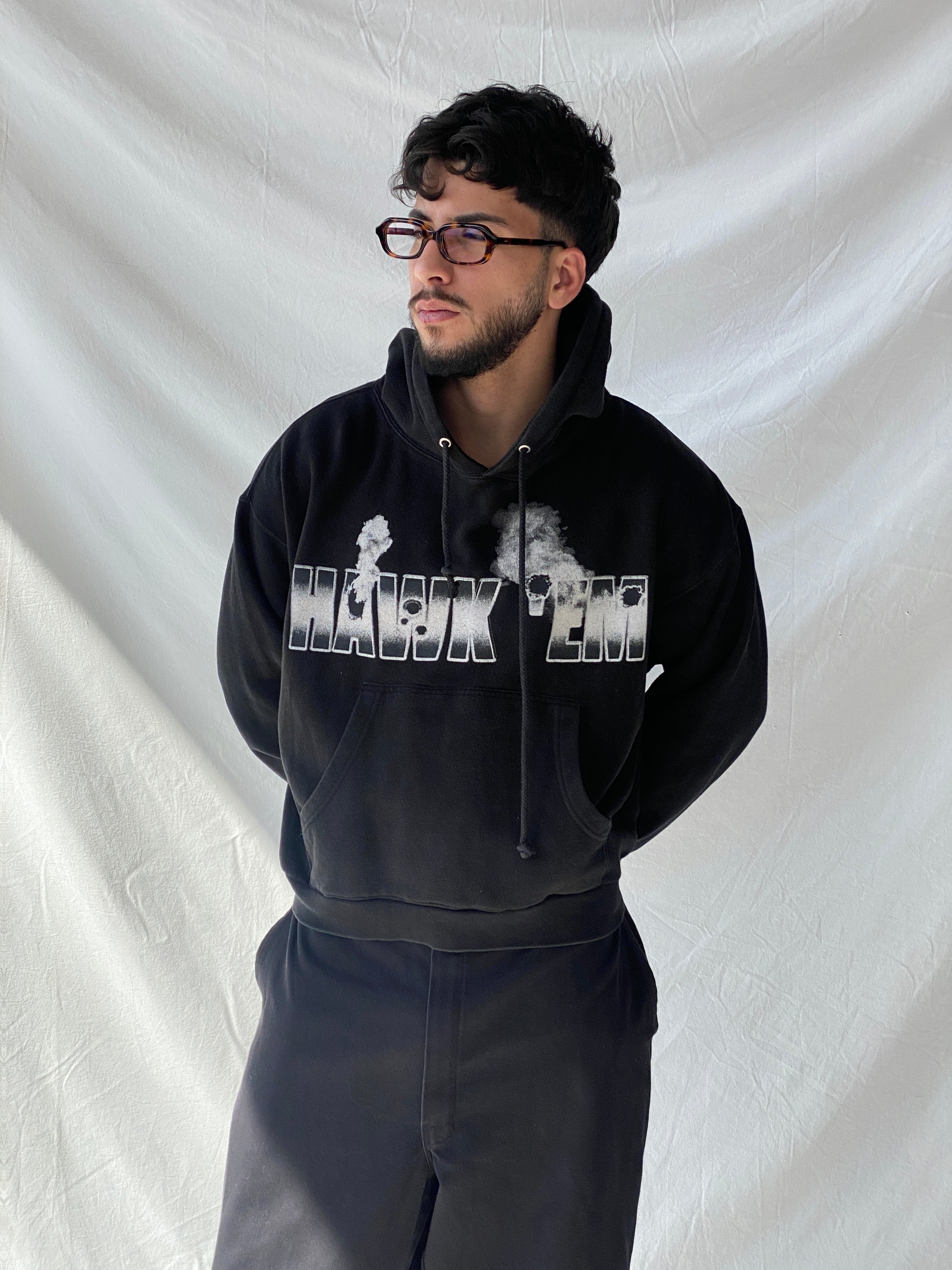 هودي رجالي أسود من VLONE X POP SMOKE "HAWK 'EM" "Meet The Woo 2" - مقاس XL